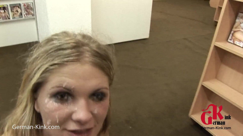 German Kink: Caro, 그녀를 위해 신선한 부카케 정자와 그녀는 좋은 자위를하고 있다