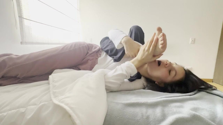 scarlettandc: เท้านางเดี่ยวของฉันบี้ฉัน ตบฉันด้วยเท้าจนฉันต้องช่วยตัวเอง