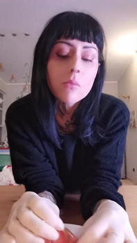 Tengo hambre ahora comiendo guantes de látex blanco de salmón Goddesslolli