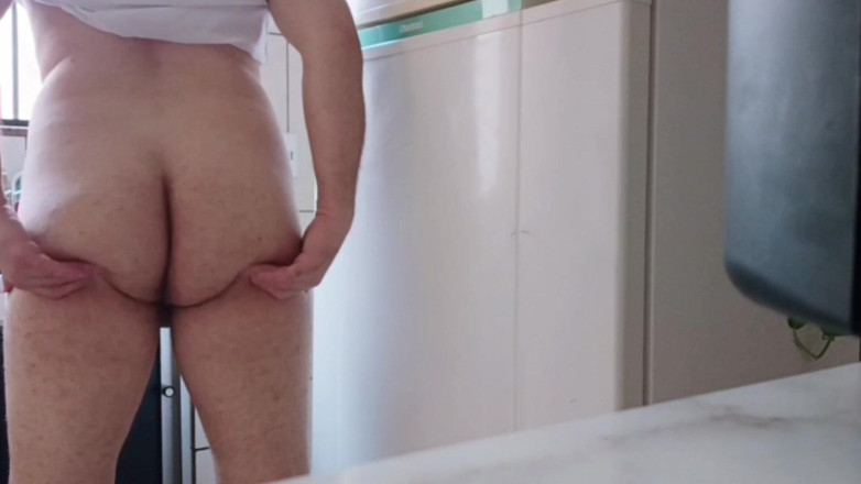 amateurbrazilian: 내 계부를 기다리는 부엌에서 알몸이었어