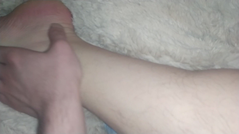 MartyBrady: トゥインクベアが彼氏の脚と足で遊ぶ