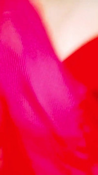 Indický gay crossdresser gaurisissy mačká její velká prsa v růžovém sárí