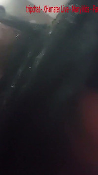 黑发女郎在她的喉咙深处引导你