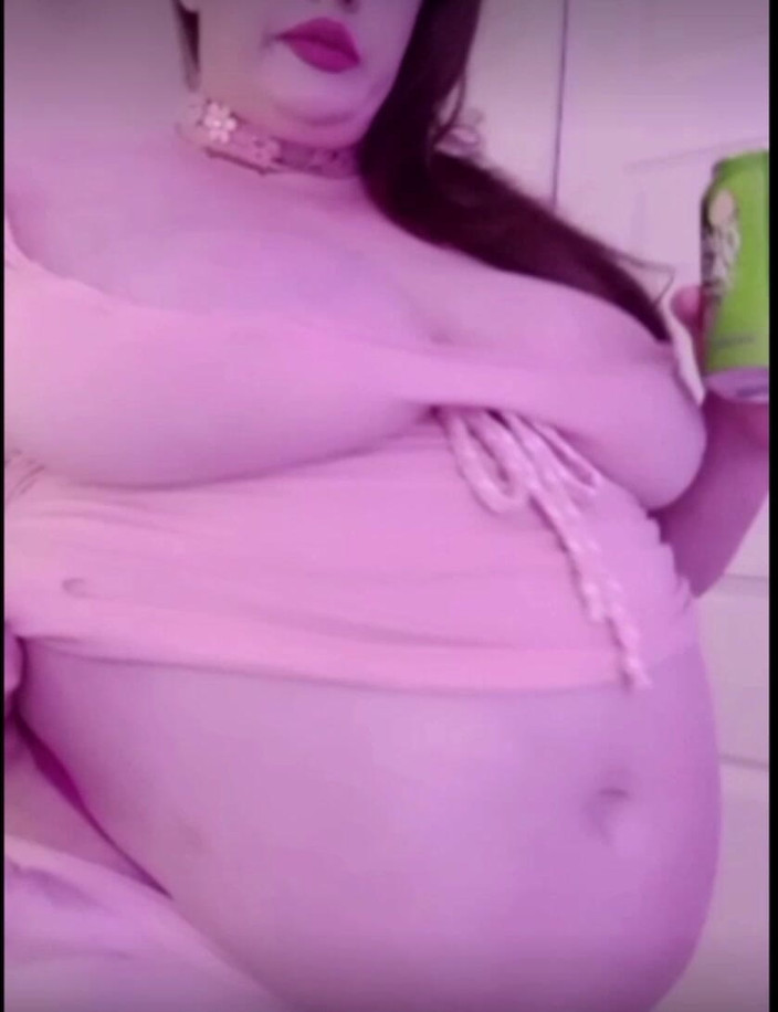 CHUBB1E_BUNN1E: Soda si cewek gemuk dengan pantat bahenol lagi asik ngocok...