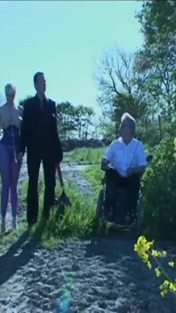 Sexy otrokyně ponižující, připoutané klečení na farmě