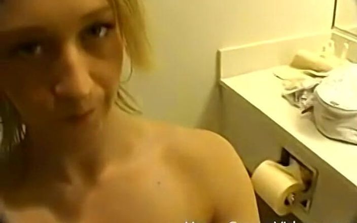 Homegrown Handjob: Cloe Heart在浴室里手淫大鸡巴