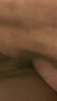 Doyumsuz orta yaşlı seksi kadın bütün gece iki adamla sikişiyor