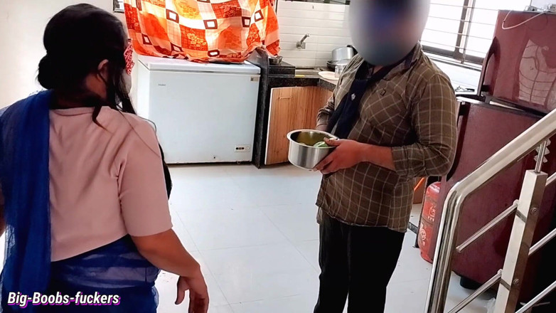 Big-Boobs-fuckers: Guardando il culo grosso della nuova cameriera il proprietario si è...