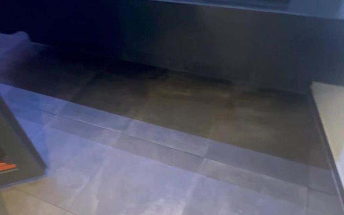 GayDuplo: Sinema tuvaletinde mastürbasyon yapıyor