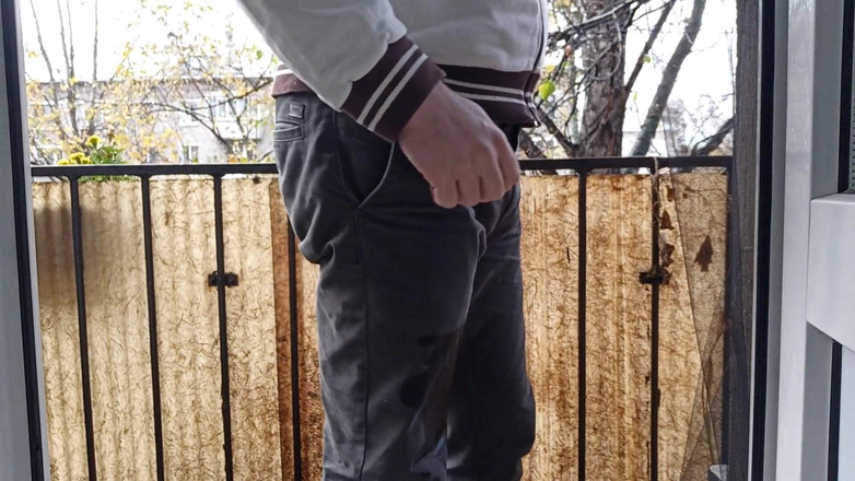 Kinky Guy: Đi tiểu mạo hiểm trên ban công. Hàng xóm đang xem!