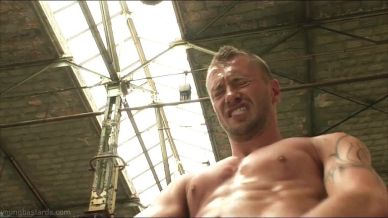 Young Bastards: Submisse-sklavin von tätowiertem brocken geknallt