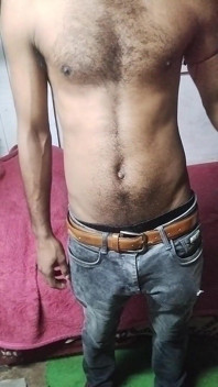 Chenge, robe indienne trans, est à la maison