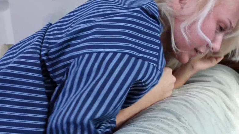 Lesbian Illusion: Calda bionda ragazza prova la lingua della sua amica sulla...