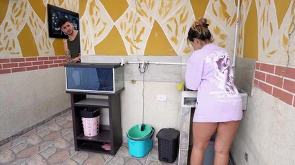 Využívám toho, že můj manžel odchází pro své lahodné mléko od mé sousedky - Juliany Rose