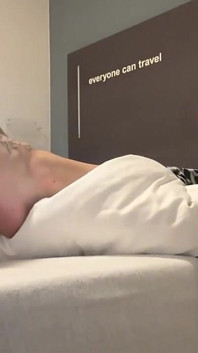 Voní vůní mých zpocených nohou a čtu knihu
