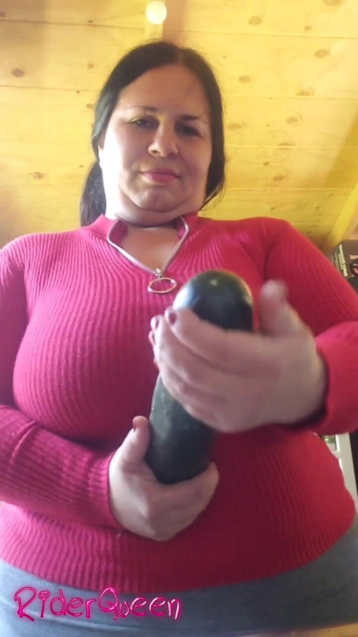 Riderqueen BBW Step Mom Latina Ebony: 用黄瓜自慰