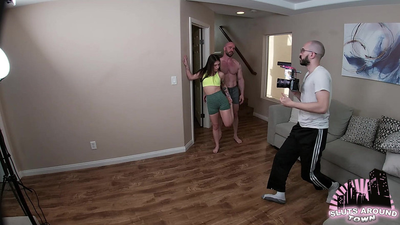 Sluts Around Town: Minik üvey kız kişisel eğitim bt'leri sırasında genişletiliyor