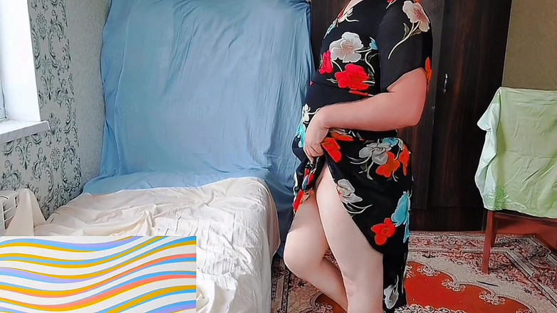 Kitty_Cross: Doce transsexual posando com roupão de renda na cama macia