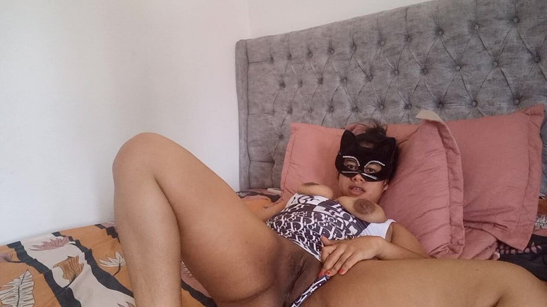 PATY PATY: Latina Culona quiere duro para Halloween ¿Quién está en?