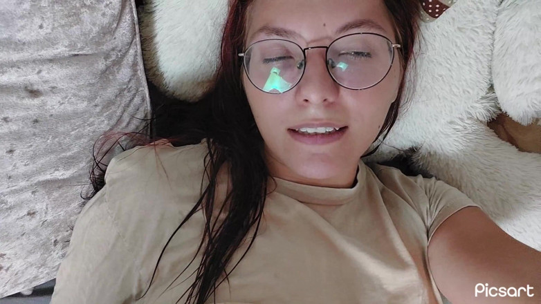 Softbrattypuppy: Hey küçük gavatım amcığımı dölle dolu yalamak ister misin?