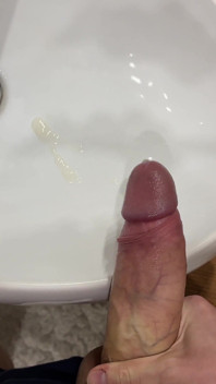 Je me branle dans la salle de bain de mon ami pendant qu'il se repose !