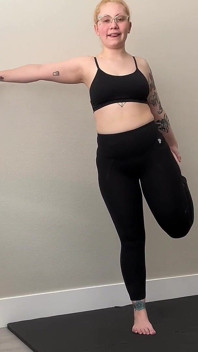 きついレギングでストレッチをしている
