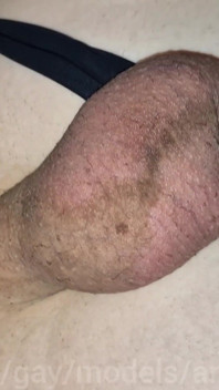 Une étudiante femboy laiteuse hurle devant la grosse bite de son papa