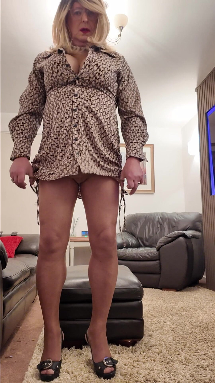 Kelly CD 2022: Sexy travestiet Kellycd2022 in lichtbruine panty en hakken