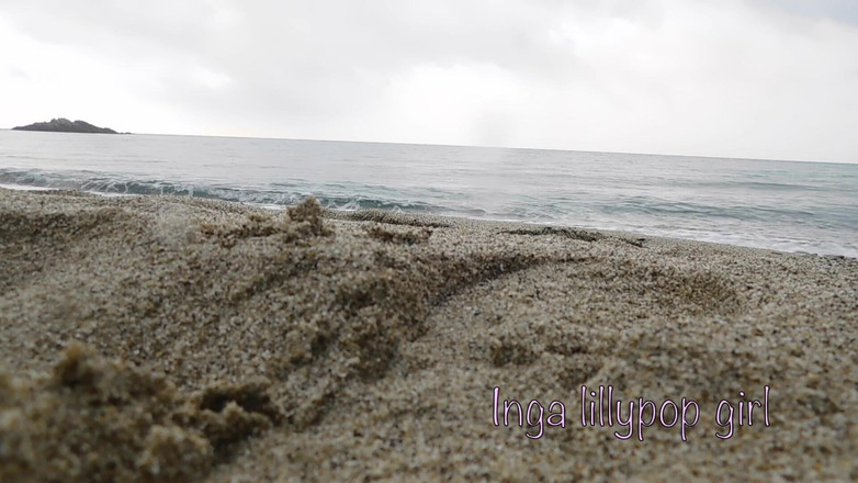 Inga lillypop girl: Teenager masturbuje na pláži