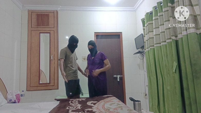 Poojakabir: 滴滴被带到酒店，给她按摩，然后她看着火辣的身体。