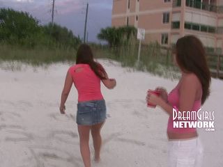 Dream Girls: Du khách khoe hàng trên một bãi biển chung