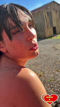 Sexy Gingham-meisje wordt geneukt en krijgt buitenshuis een creampie op de boerderij, deel 1