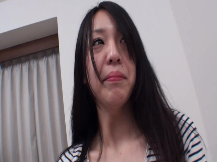 JAPAN IN LOVE: 털이 무성한 보지를 즐기는 작은 젖탱이의 귀여운 일본 소녀 Scene-2 슬림 동양