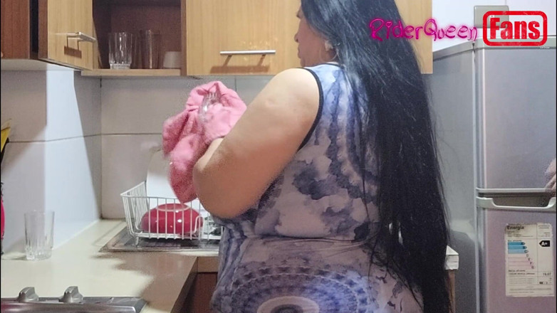 Riderqueen: Video untuk penggemar: aku dientot sama cowok bertopeng di dapur