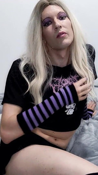 Loira Femboy brincando com um grande consolo