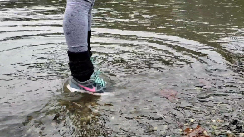 Nerdy_faery: 湿透的袜子和小便