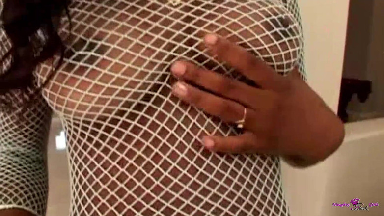 Naughty Black Girls: 超级性感的skyler dupree喜欢在她的两个小穴里得到两个超大的白人鸡巴