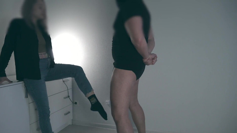 Amateur_fetish: Gadis remaja lagi asik ballbusting 2 | sudut 1