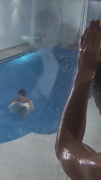 Videoclip exclusiv Fără prezervativ: un cuplu homosexual sexy se alătură unui băiat foarte excitat la duș