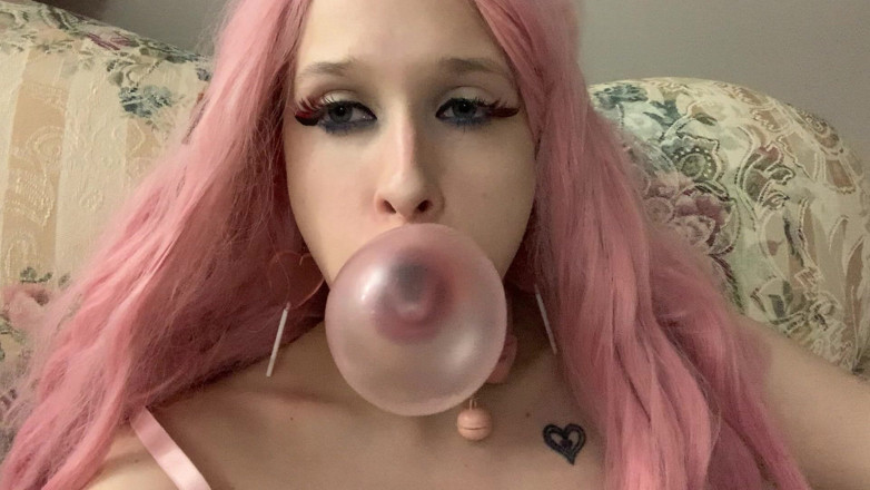 EmoDream1998: Büyük pembe baloncuklara sakso çekiyor