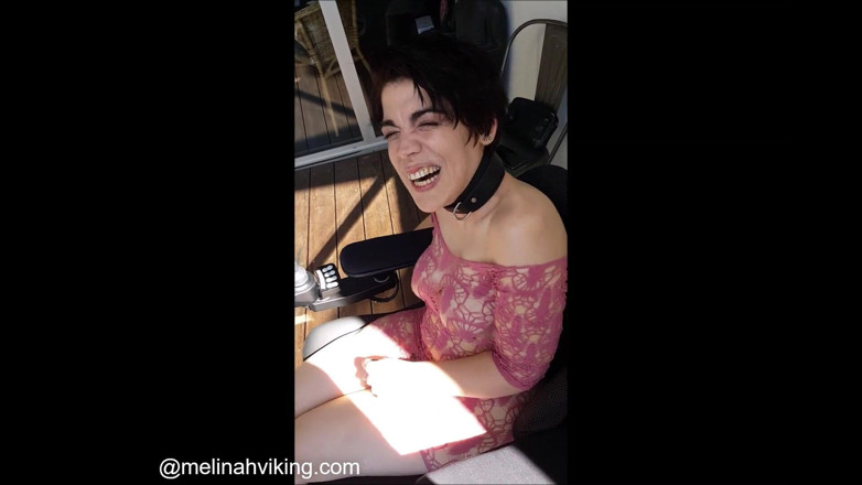 Melinah Viking: Di Set - Merokok Erotik Di Luar Rumah