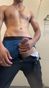 화장실에서 혼자 있는 젊은 남자