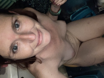 MistressWriggler: Meando mis pantalones como lo solicita un fan