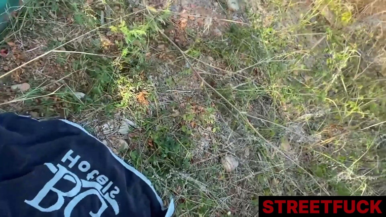 STREETFUCK: Straßenfick slimfit emelie braucht einen outdoor-fick