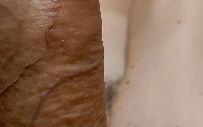 Medi Voi: 独自球的乐趣——鸡巴流口水和射精