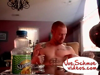 Joe Schmoe: Chris给Brian一个手