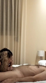 La bellissima bionda Angelique Rose seduce il patrigno