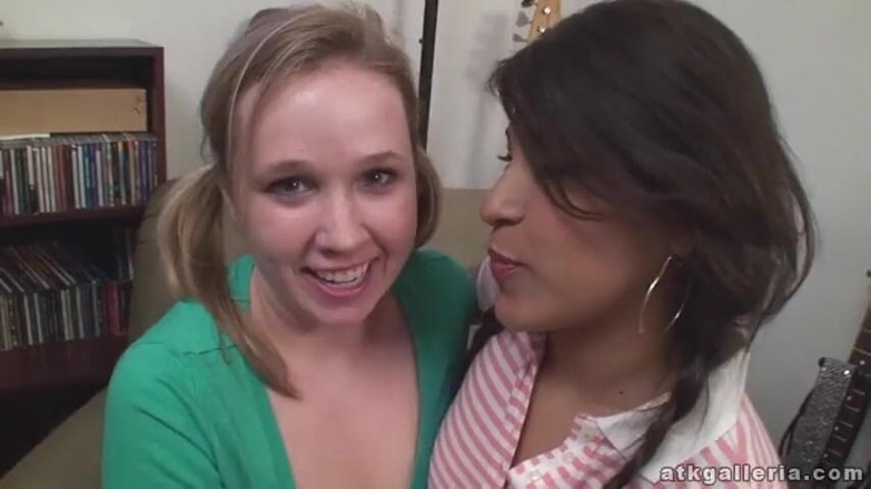 ATK Fans (Lesbians): Geile lesbische babes behagen elkaar en spuiten