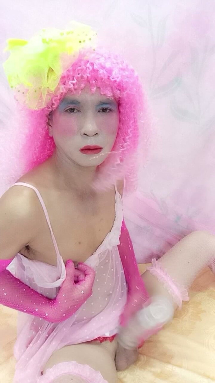 nguyen dang thien tri: 섹시한 옷을 입은 Oanh Le Transgender 셀카 컵 Tinh
