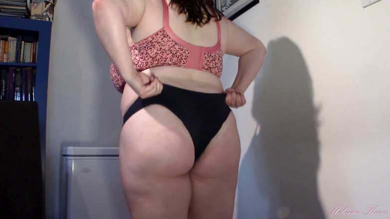 Melonie Kares: Culotte étroite et jeu de ventre